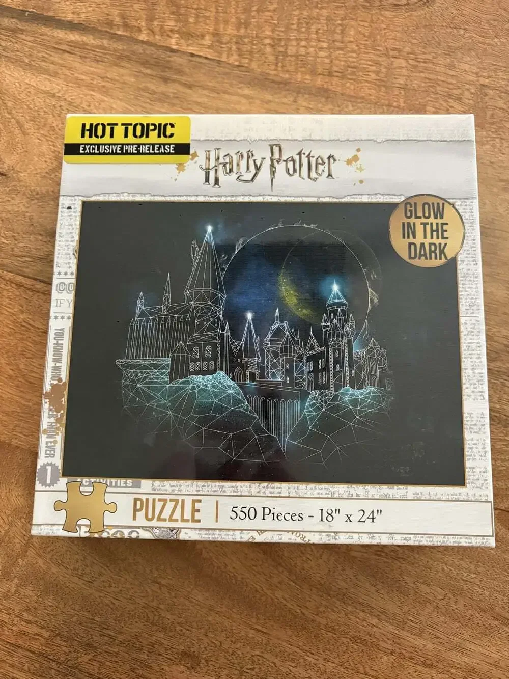 USAopoly Harry Potter Magic Hogwarts 550 Piece Glow In Dark Jigsaw Puzzle Black